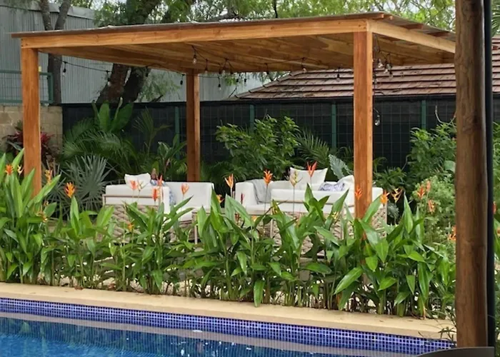 Modern | Private Pool & Garden Hébergement de vacances *